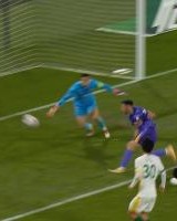 半岛体育官网-第70分钟，谢维军助攻，基莱斯扛开后卫一停一射扳平比分