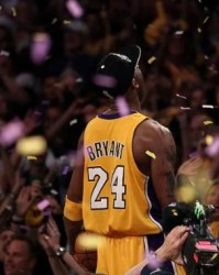 半岛体育-退役詹姆斯球衣引众怒：科比雕像还要我们等多久？