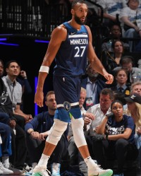 半岛体育入口-内线支柱！戈贝尔半场5投3中得到6分7板1助1断2帽 正负值+5