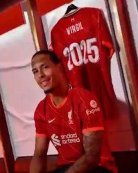 官方：利物浦续约范戴克至2025年 红军锁住中后场！