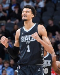 生日夜35+18对飚约基奇！文班百场里程碑载入史册